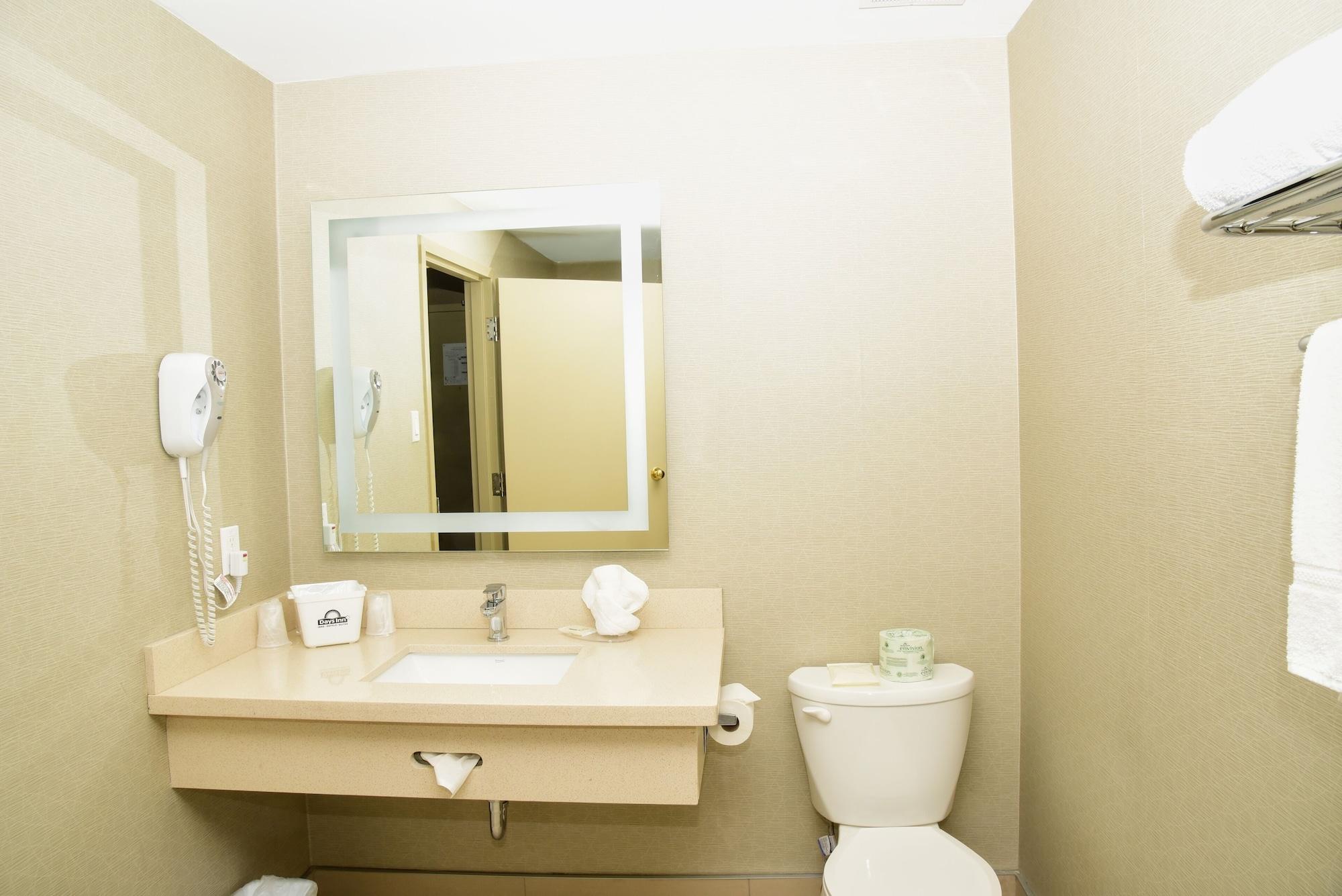 Days Inn By Wyndham Ottawa Exterior photo